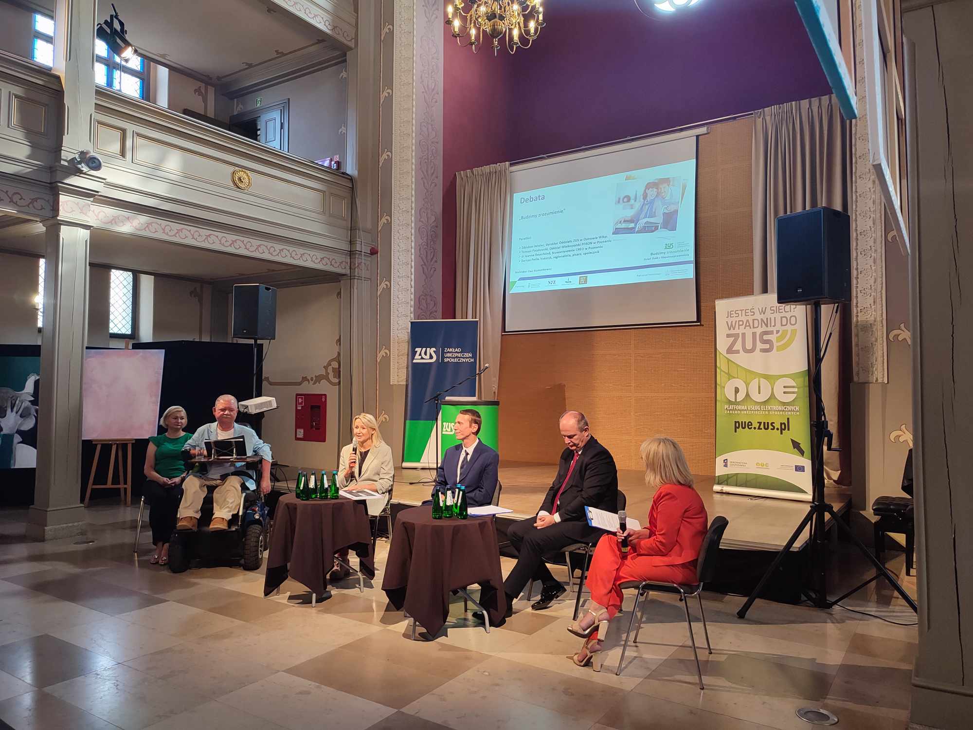 3 kobiety i 3 mężczyzn biorą udział w panelu dyskusyjnym.