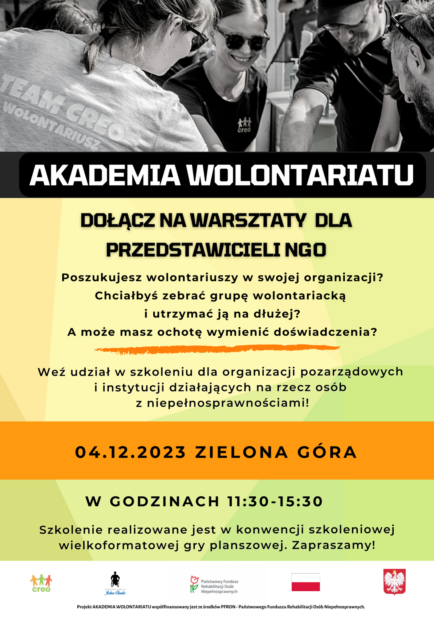Plakat. U góry znajduje się zdjęcie, na którym jest drużyna CREO w koszulkach z logiem CREO. Wszyscy są uśmiechnięci. Pod spodem napis Akademia Wolontariatu. Dołącz na warsztaty dla przedstawicieli NGO. Poszukujesz wolontariuszy w swojej organizacji? Chciałbyś zebrać grupę wolontariacką i utrzymać ją na dłużej? A może masz ochotę wymienić doświadczenia? Weź udział w szkoleniu dla organizacji pozarządowych i instytucji działających na rzecz osób z niepełnosprawnościami! Zielona Góra 4 Grudnia 11:30-15:30
