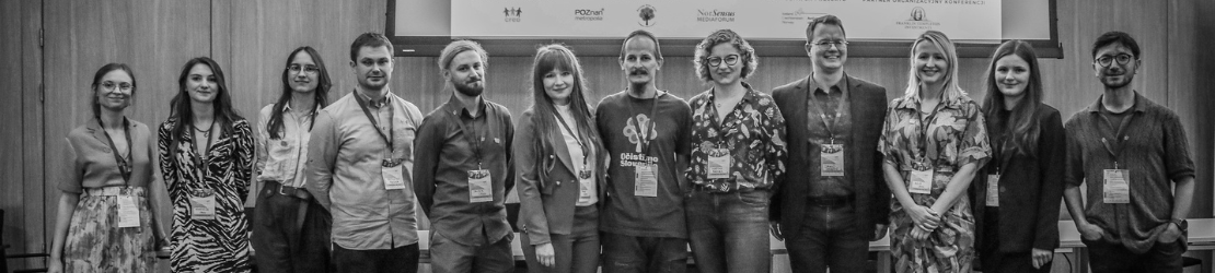 Zespół CREO i partnerzy pozujący do grupowego zdjęcia w sali konferencyjnej.